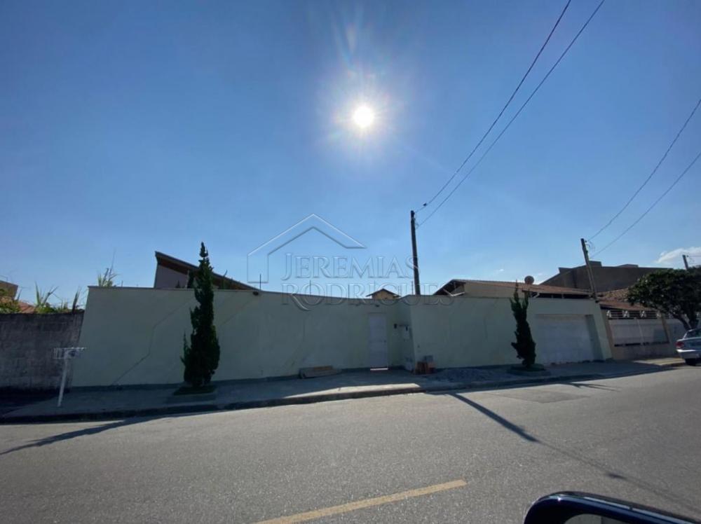 Casa à venda com 2 suítes no bairro do Bonfim em Taubaté/SP.