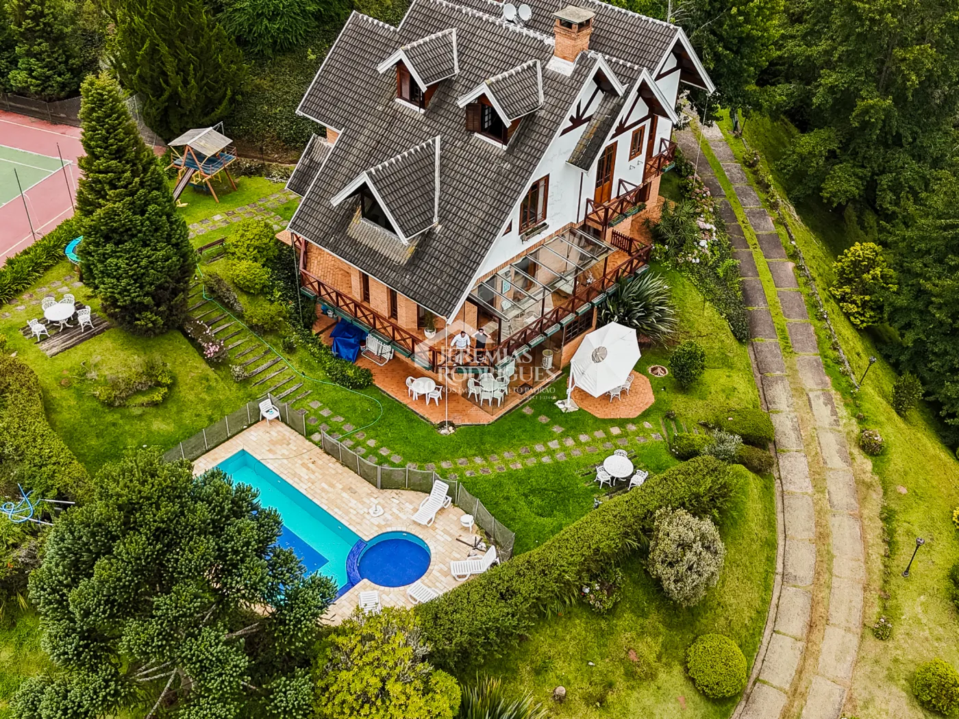 Casa à venda com 5 dormitórios no Condomínio Residencial Gran Ville em Campos do Jordão/SP.