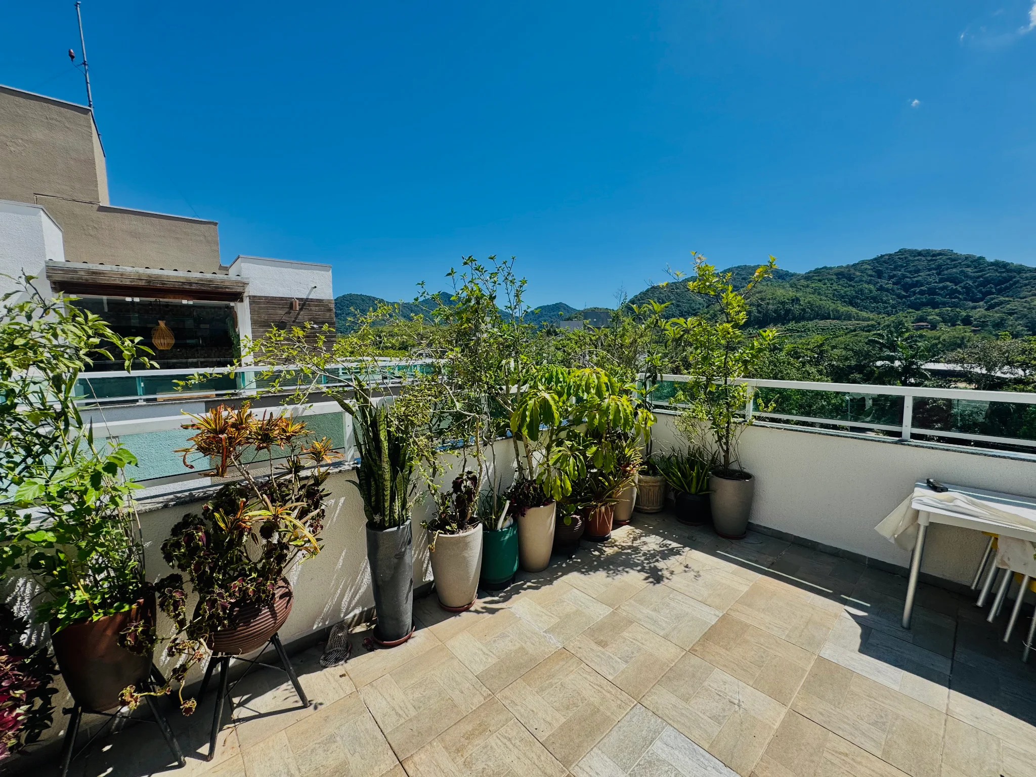 Apartamento à venda com 3 dormitórios no Condomínio Jardim das Palmeiras em Ubatuba/SP. 