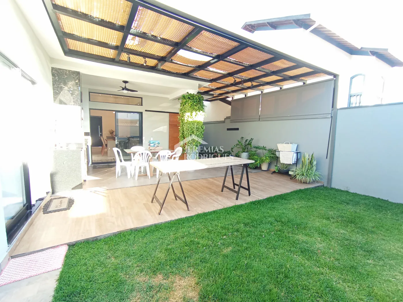 Casa à venda com 3 dormitórios no Condomínio Terras do Vale em Caçapava/SP.