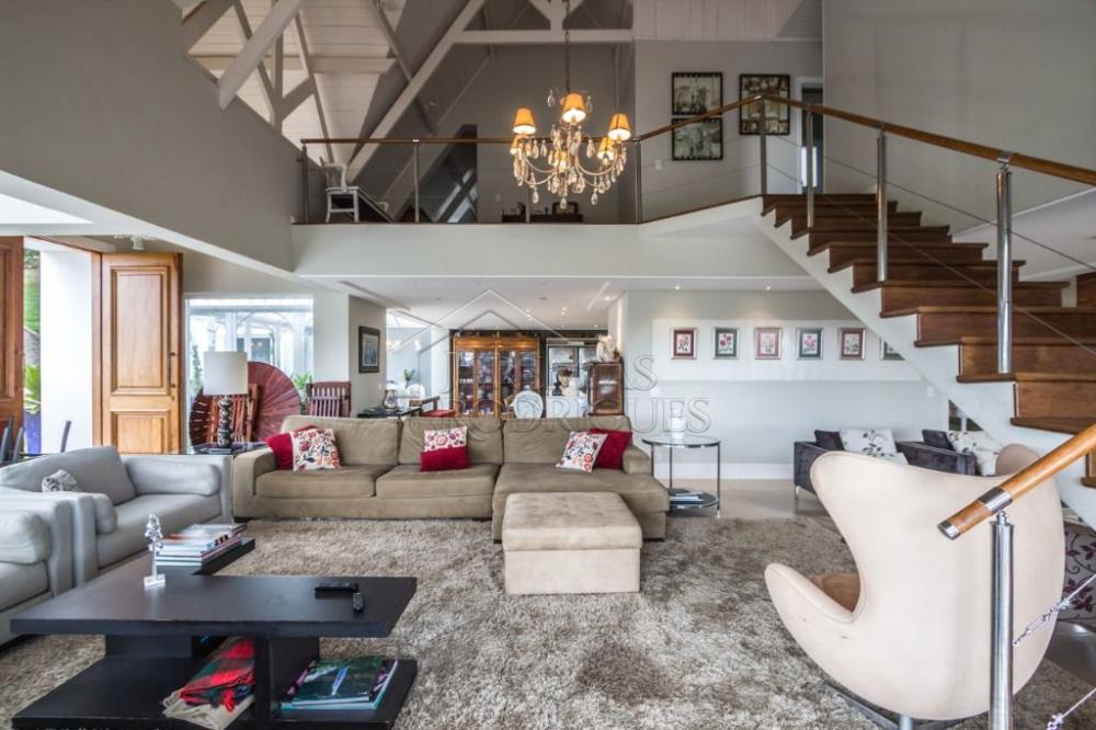 Casa à venda com 7 dormitórios no bairro Recanto das Araucárias em Campos do Jordão/SP.