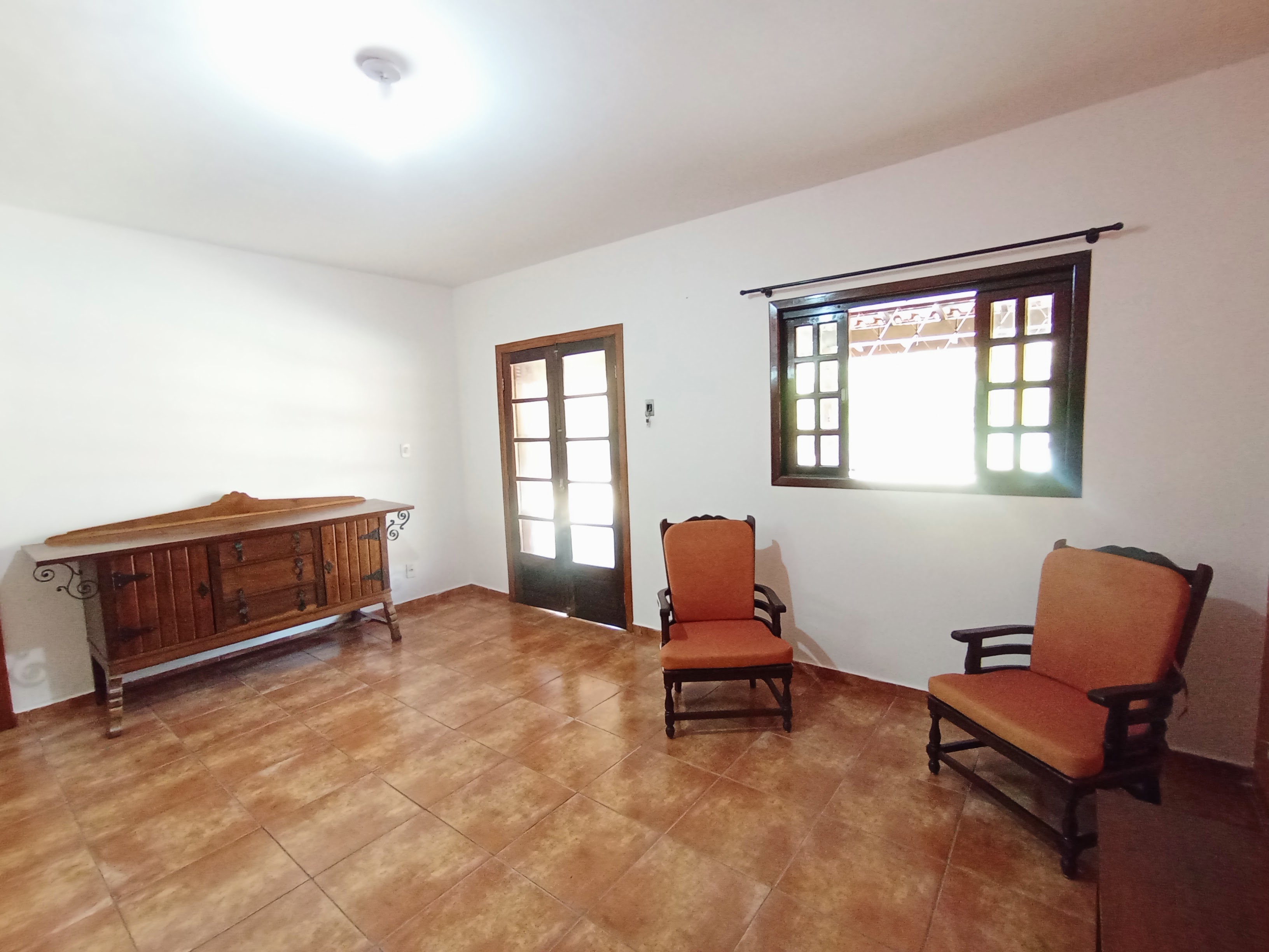 Chácara para venda e locação com 3 dormitórios no bairro Santana em Pindamonhangaba/SP.