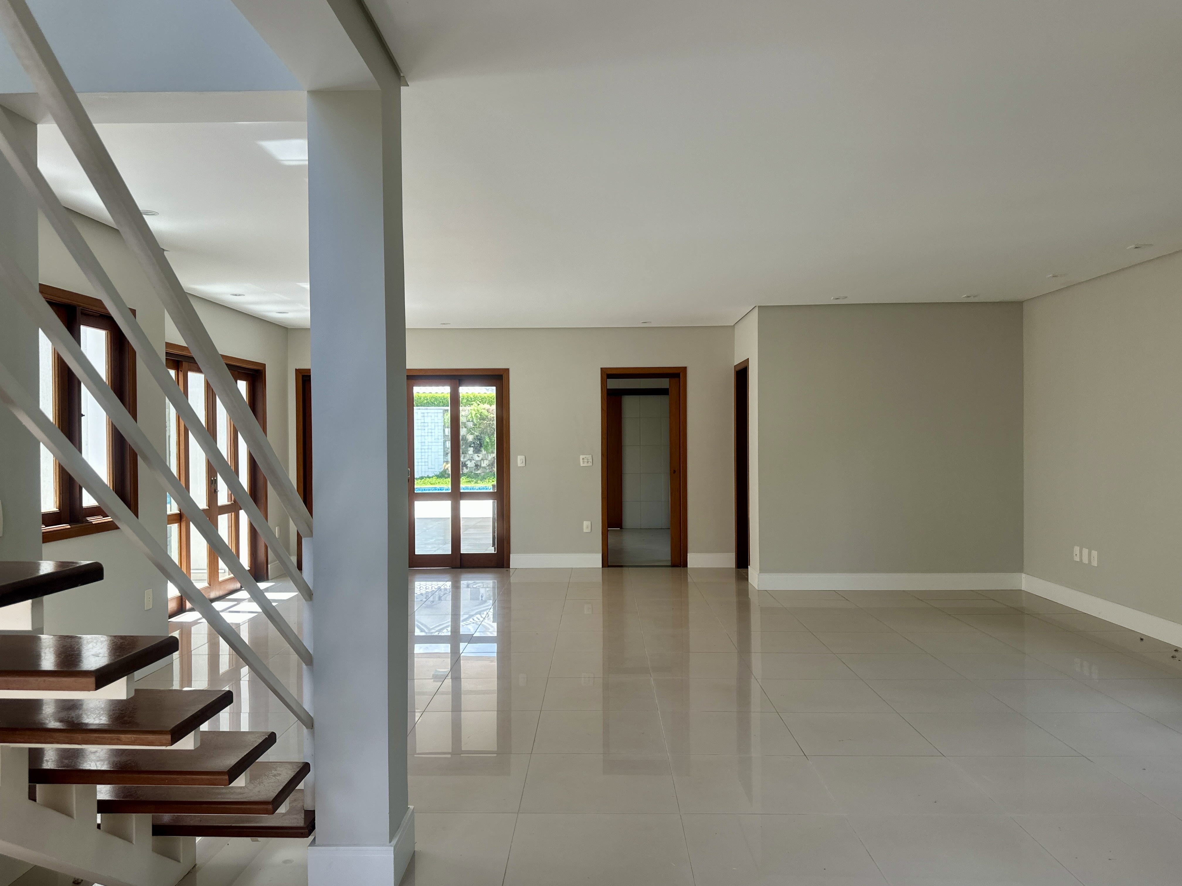 Casa para locação com 3 suítes no Condomínio Taubaté Village em Taubaté/SP. 