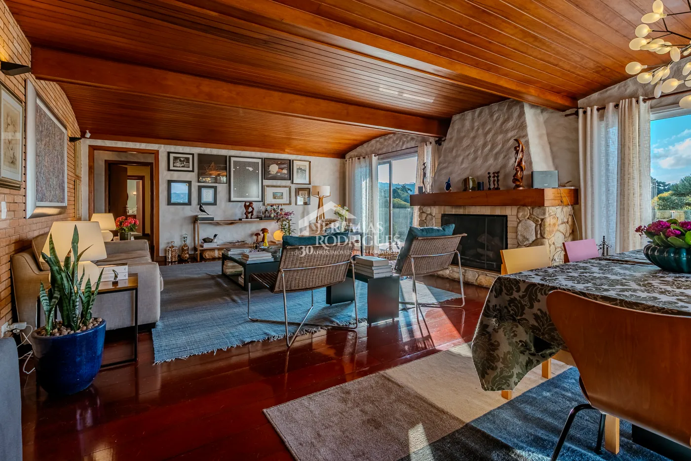 Casa à venda com 3 dormitórios, no bairro Vila Belvedere em Campos do Jordão/SP.