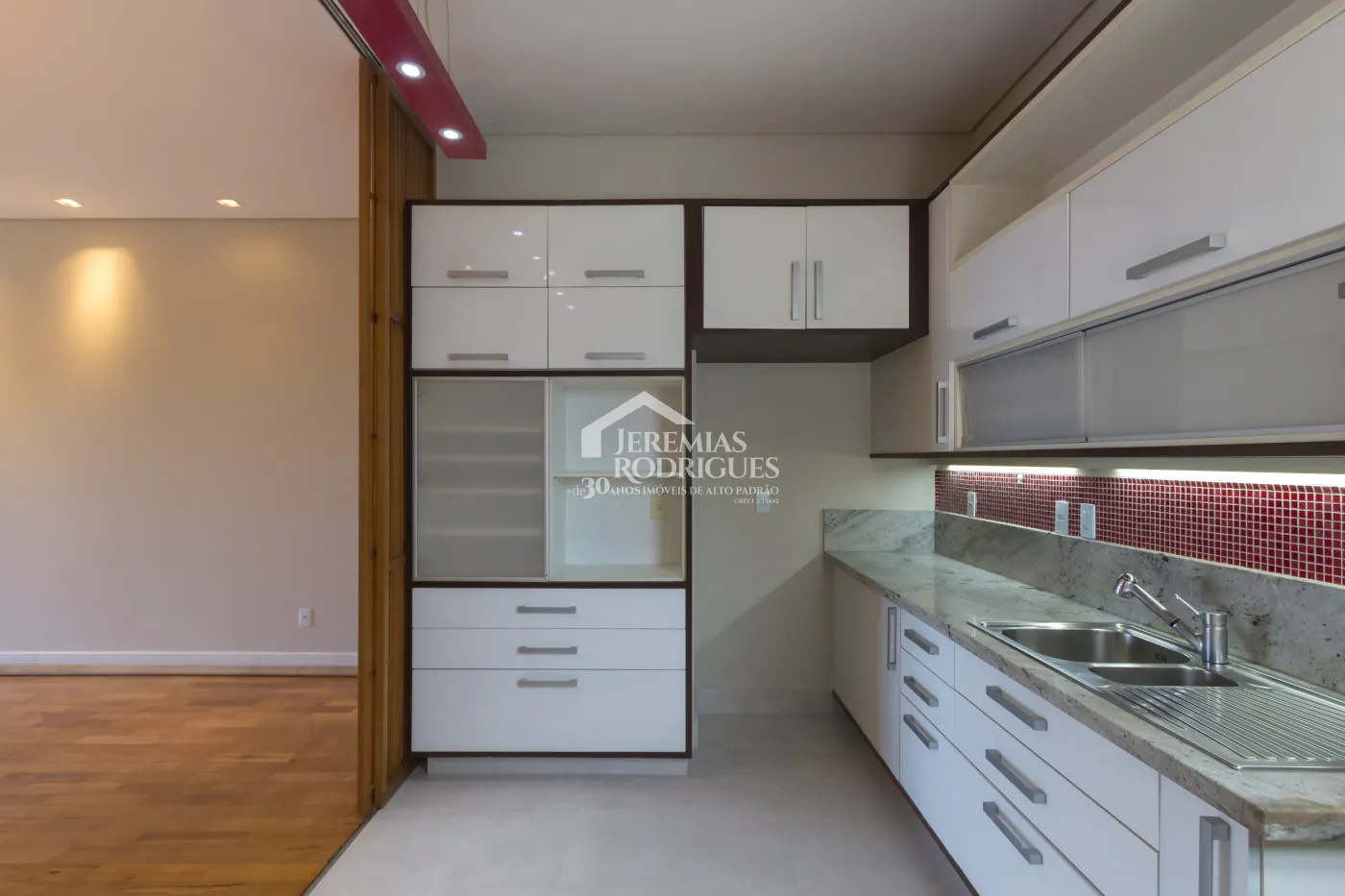 Apartamento à venda com 3 suítes, 274 m² no Edifício Milão em Taubaté/SP.