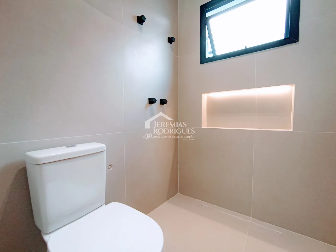 Casa à venda com 3 dormitórios no Condomínio Malibu em Caçapava/SP.