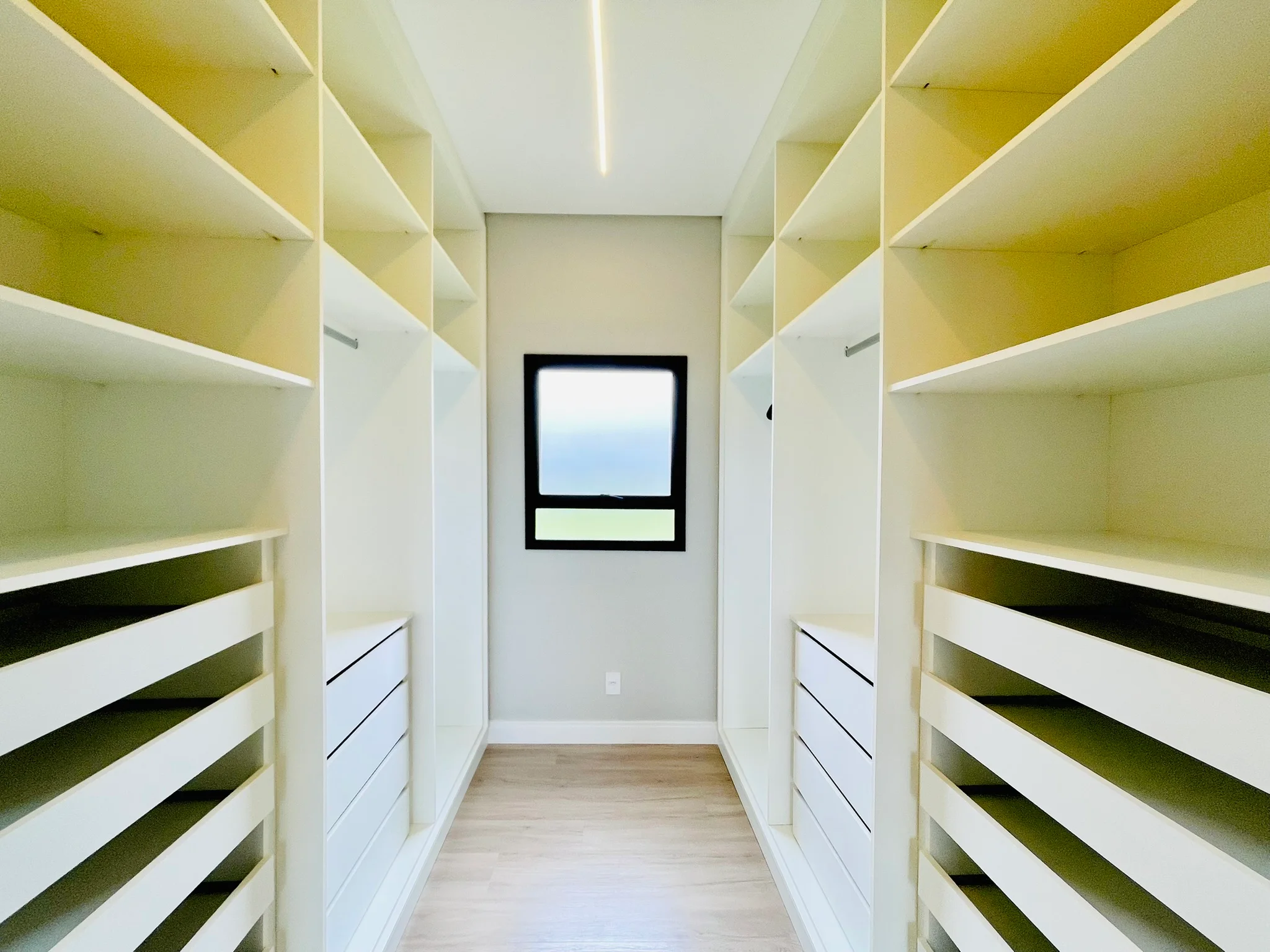 Casa à venda com 4 dormitórios no Condomínio Cyrela Landscape em Taubaté/SP. 