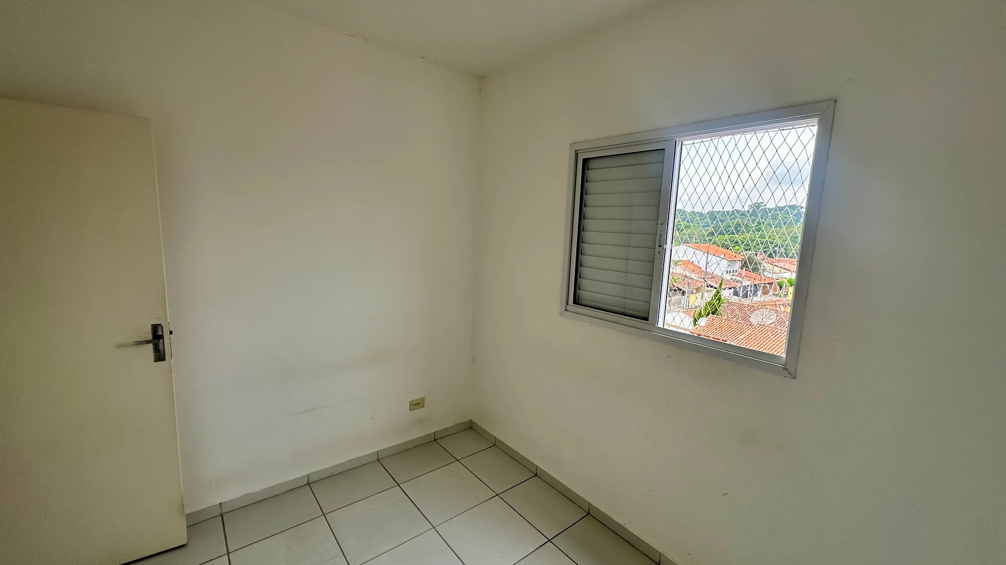 Apartamento para locação com 2 dormitórios no Condomínio Andrade em Pindamonhangaba/SP. 