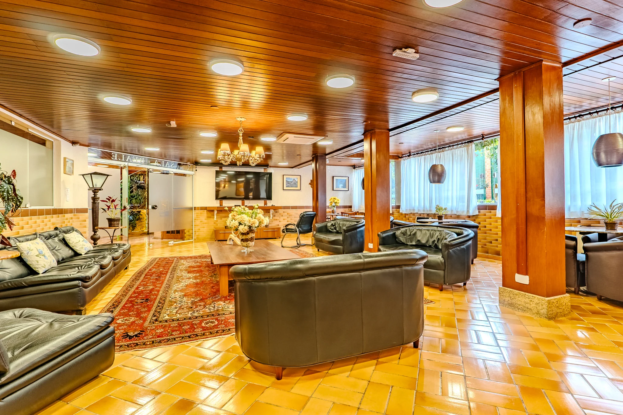 Hotel à venda com 53 apartamentos no Capivari em Campos do Jordão/SP. 