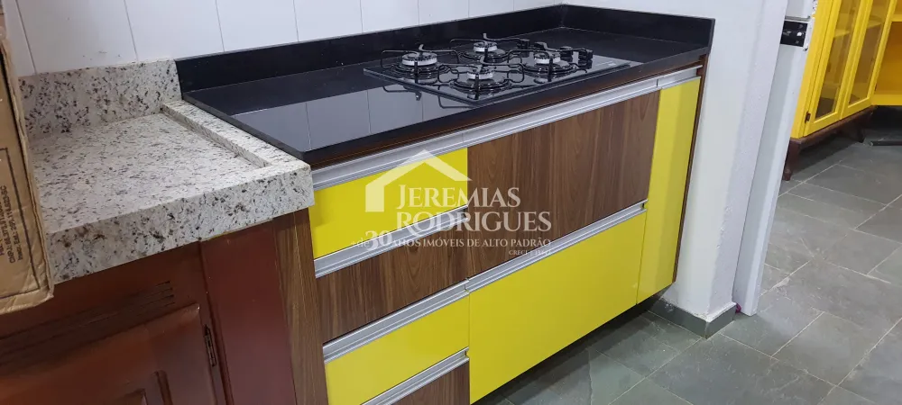 A Imobiliária Jeremias Rodrigues Imóveis de Alto Padrão disponibiliza para venda e locação essa casa no Condomínio Chácaras Cataguá em Taubaté/SP.