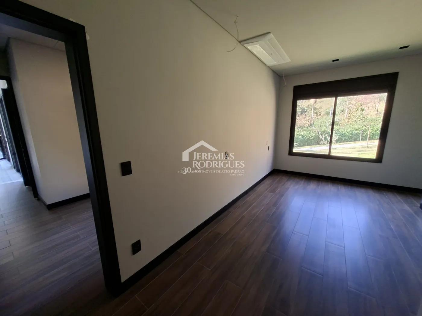 Casa à venda com 4 dormitórios, no Condomínio Parque da Mantiqueira em Santo Antônio do Pinhal/SP.