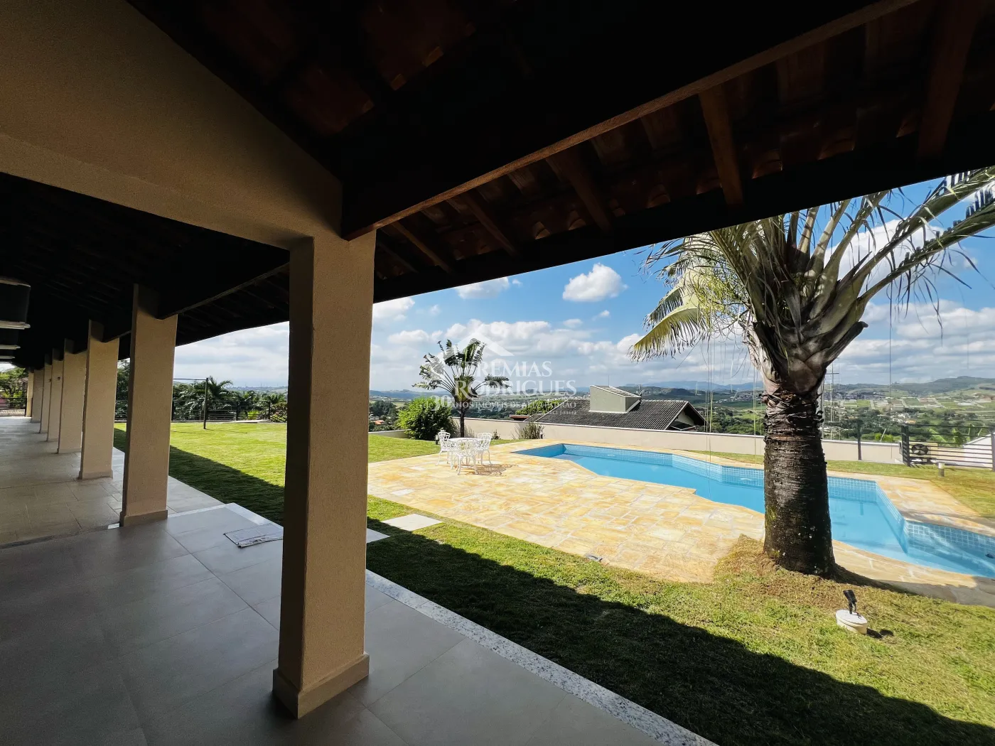 Casa para venda e locação com 4 suítes no Condomínio Chácaras Cataguá em Taubaté/SP