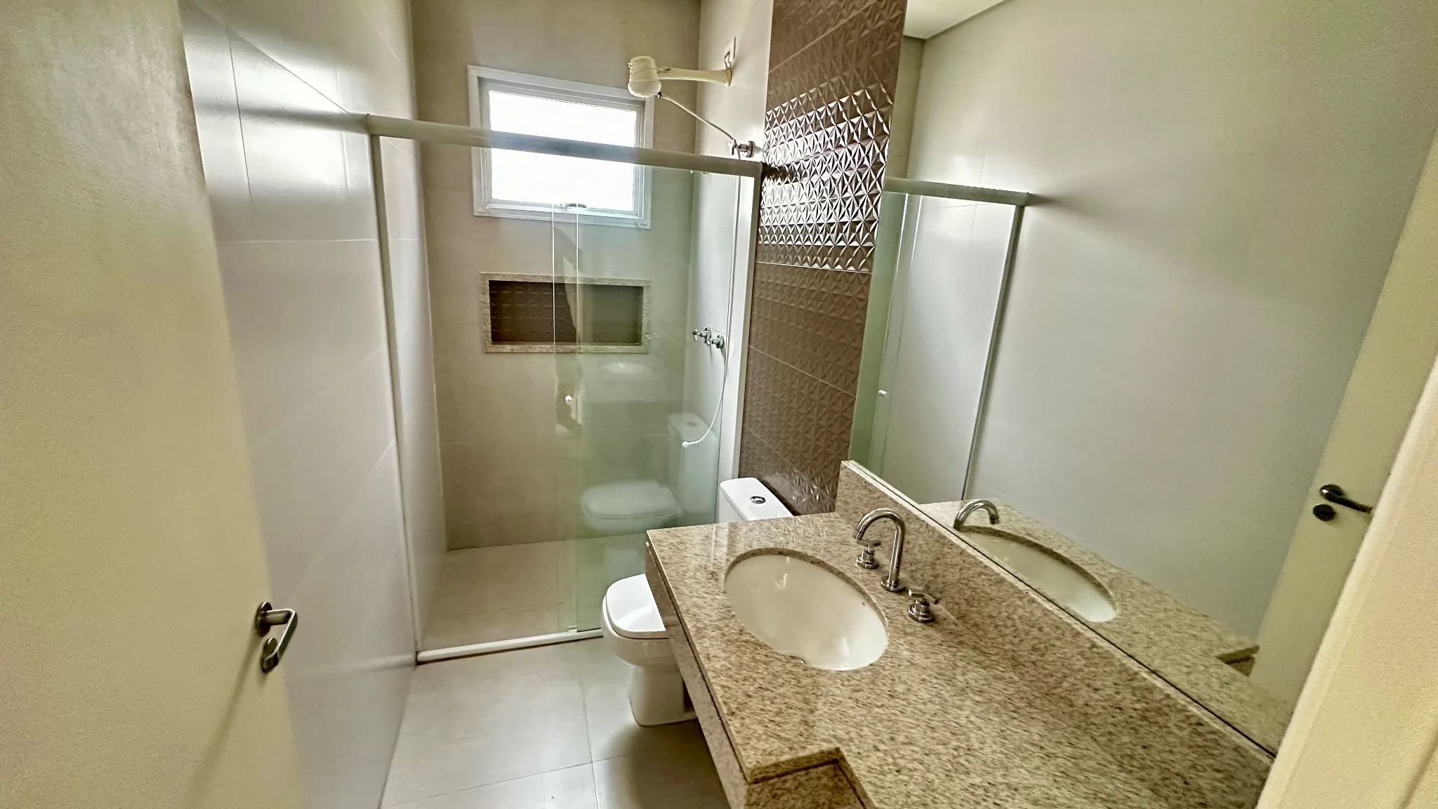 Casa para locação com 4 dormitórios no Campos do Conde II em Tremembé/SP. 