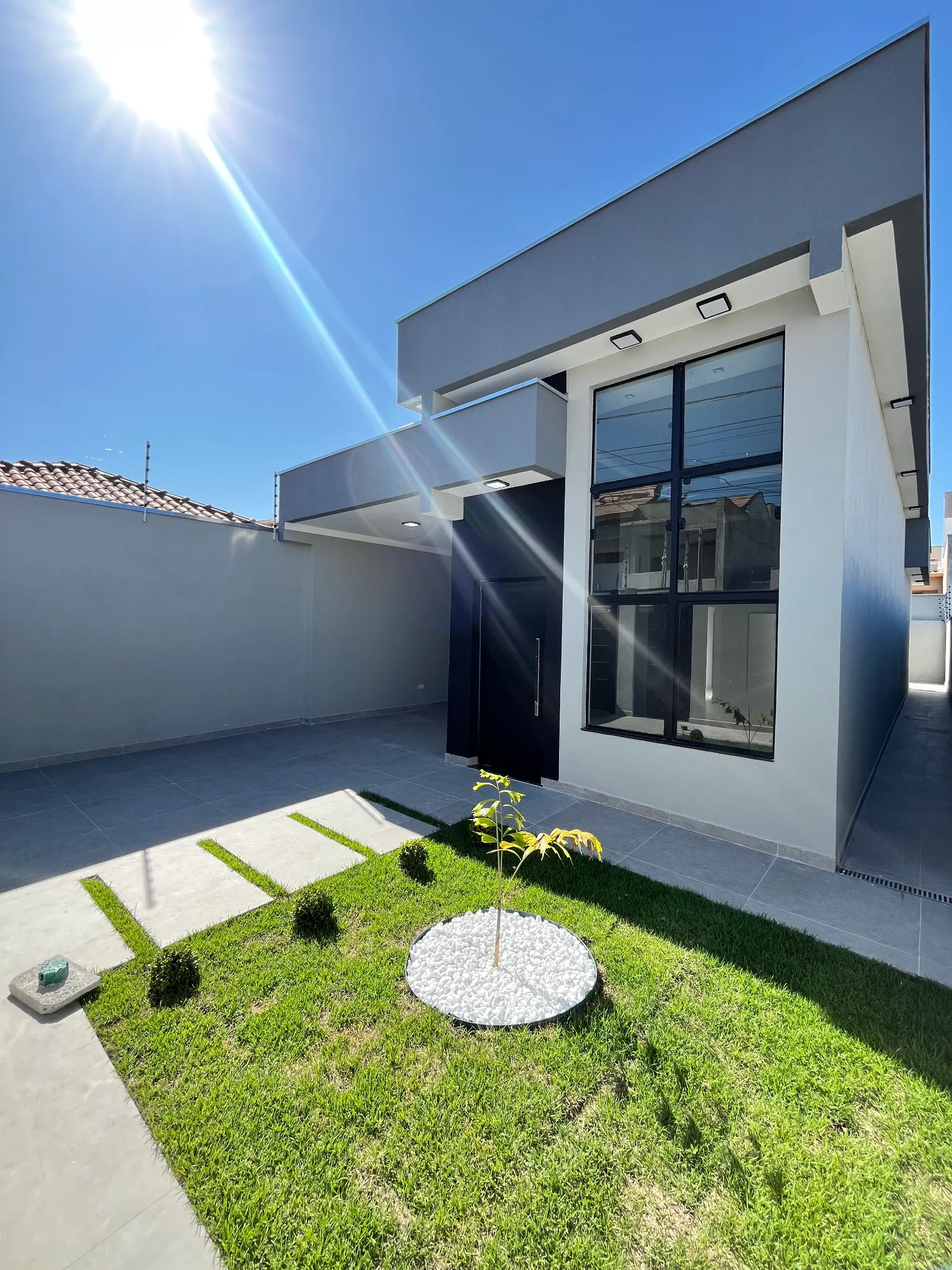 Casa com área gourmet e segurança completa à venda no Parque das Palmeiras – Pindamonhangaba/SP