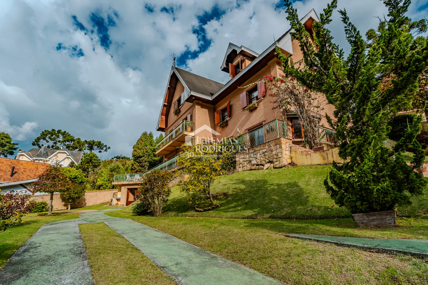 Casa para venda e locação com 5 suítes no Jardim Véu da Noiva em Campos do Jordão/SP