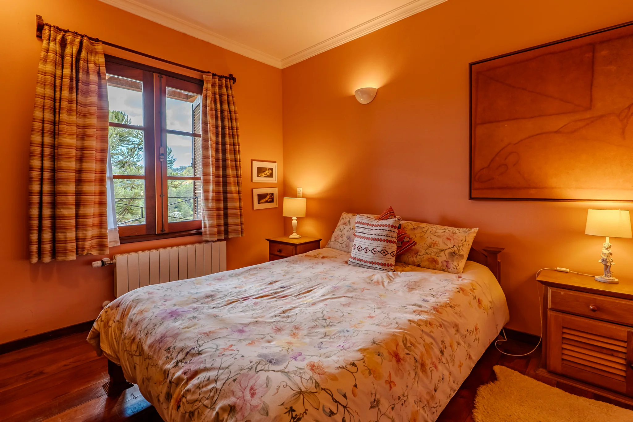 Casa estilo Toscana à venda com 4 suítes no Condomínio Vila Simonsen em Campos do Jordão/SP. 