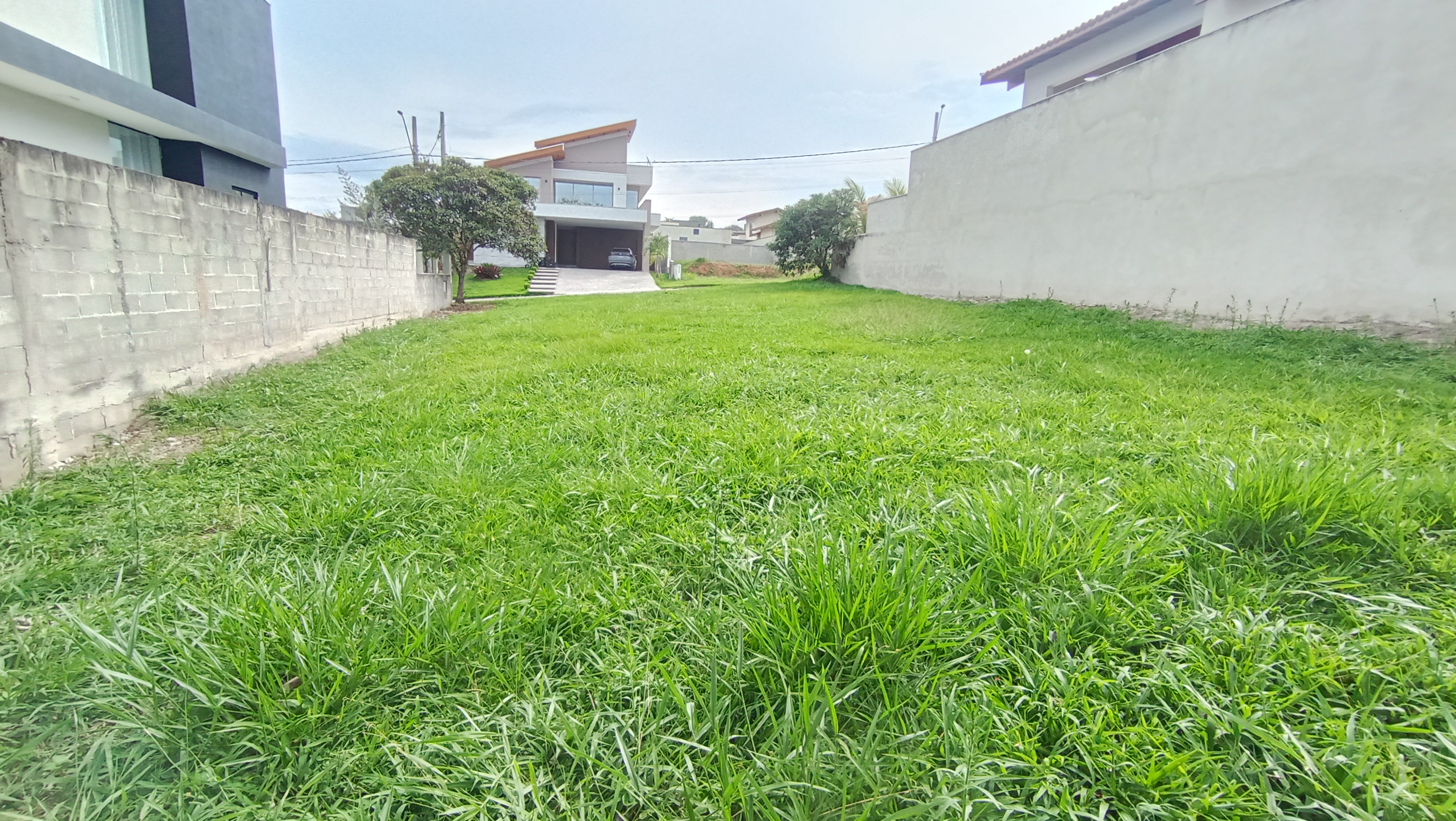 Terreno à venda com 407 m² no Condomínio Reserva dos Lagos e Pindamonhangaba/SP.
