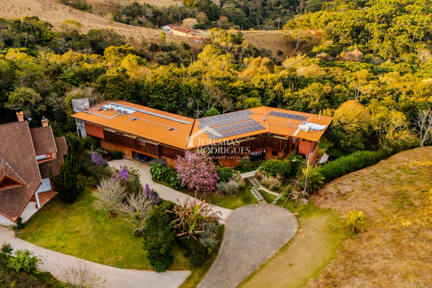 Mansão à venda com 4 suítes no Condomínio Parque da Mantiqueira em Santo Antônio do Pinhal/SP.