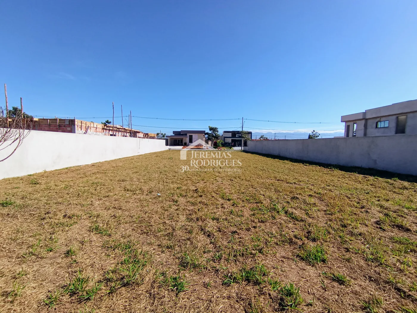 Terreno à venda com 1.044 m² no Condomínio Colonial Village II em Pindamonhangaba/SP.