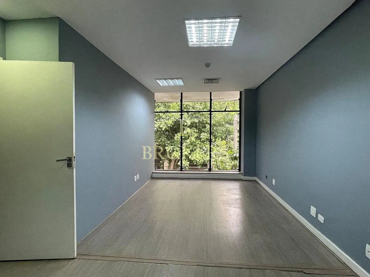 Prédio corporativo independente com 4 pavimentos em Botafogo