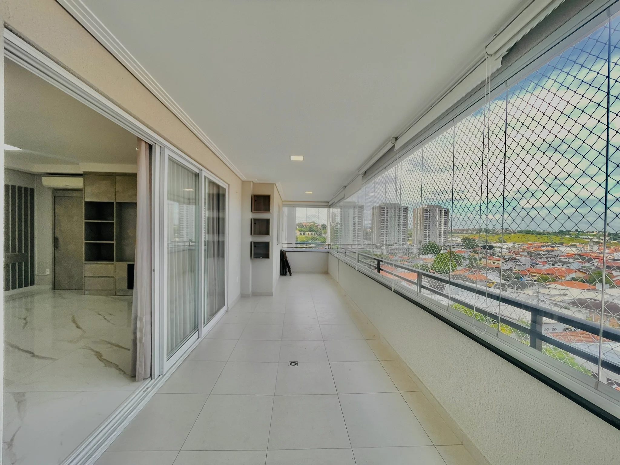 Apartamento à venda com 3 suítes no Condomínio Gran Terrace em Taubaté/SP. 