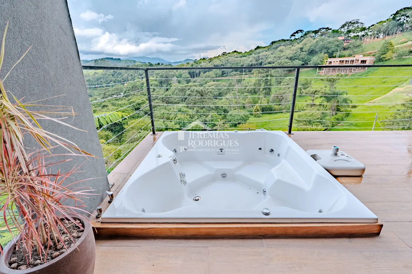 Casa à venda térrea com 2 suítes no Condomínio Parque da Mantiqueira em Santo Antônio do Pinhal/SP.
