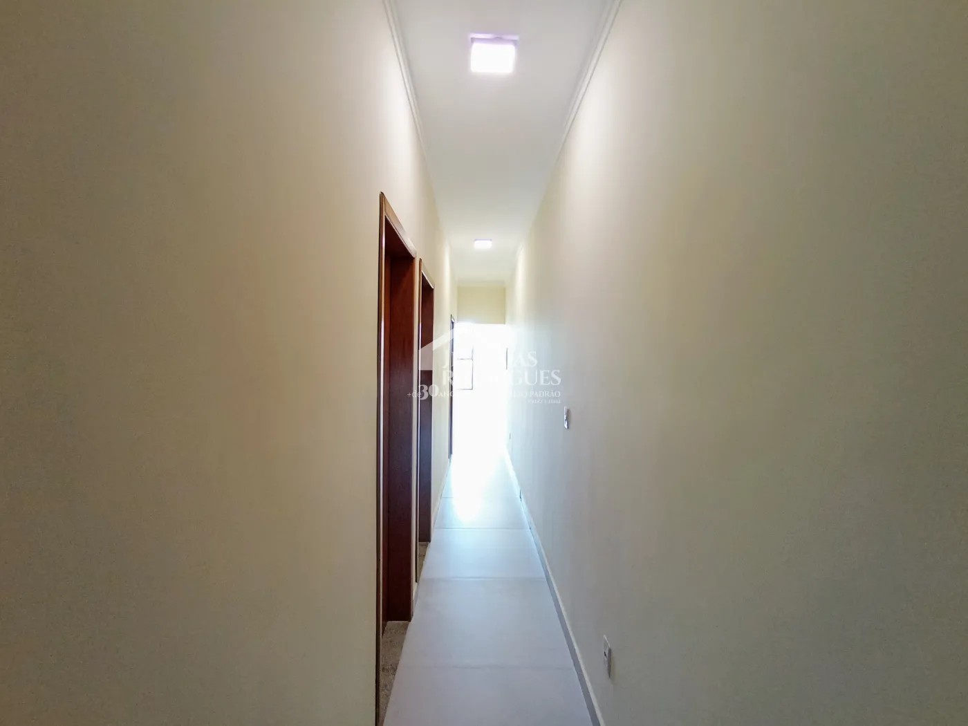 Casa para venda e locação com 3 dormitórios no Bosque da Imperatriz em Pindamonhangaba/SP.