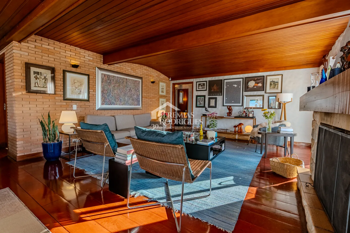 Casa à venda com 3 dormitórios, no bairro Vila Belvedere em Campos do Jordão/SP.