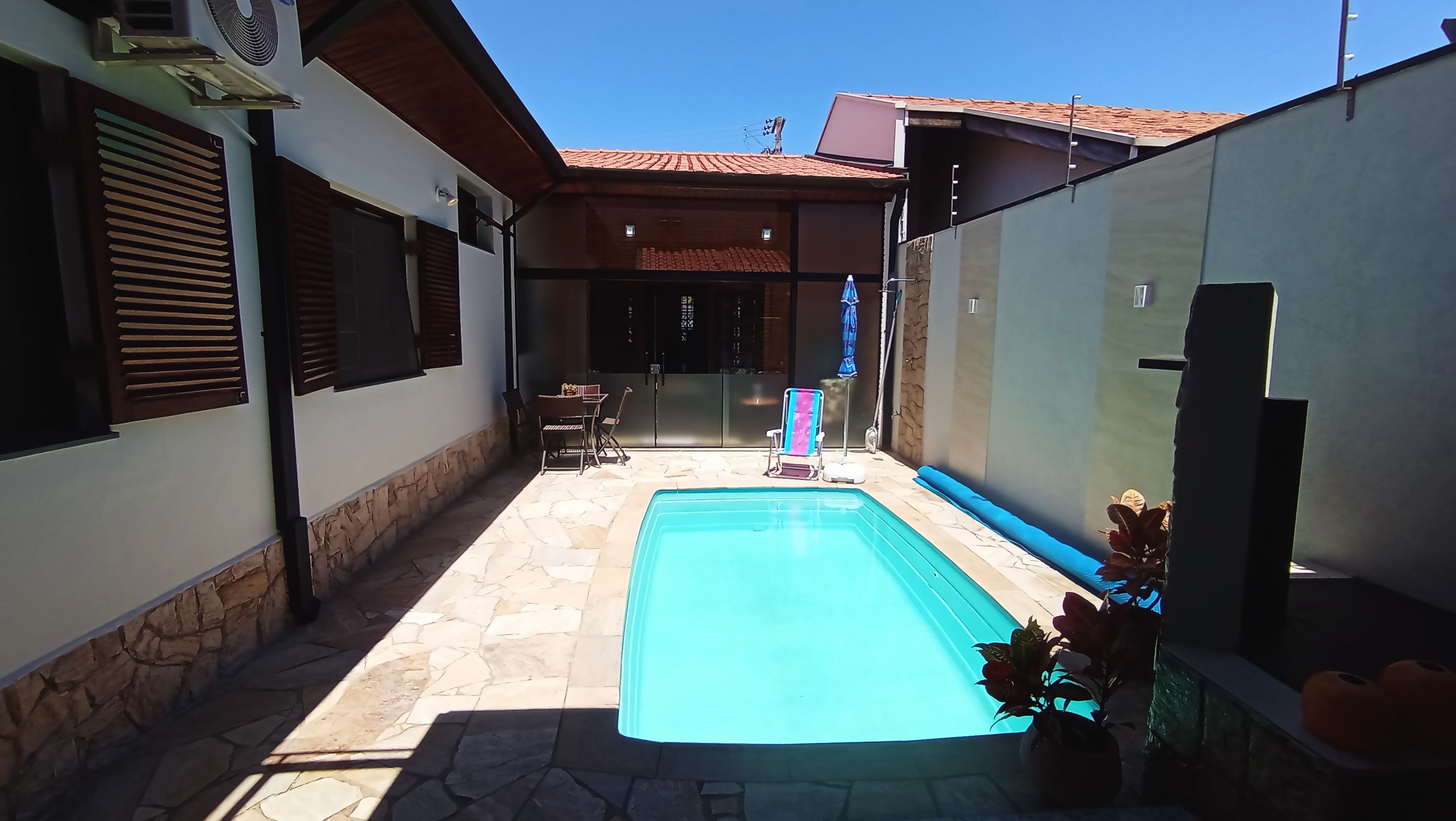 Casa à venda com 3 dormitórios no bairro Jardim do Sol em Taubaté/SP.