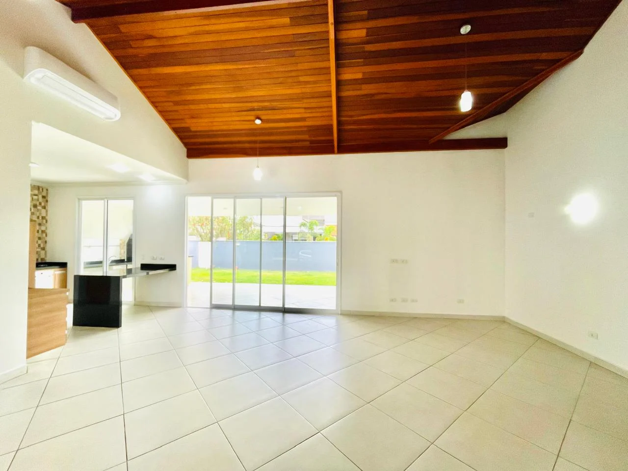 Casa para locação e venda no Condomínio Real Ville em Pindamonhangaba/SP.