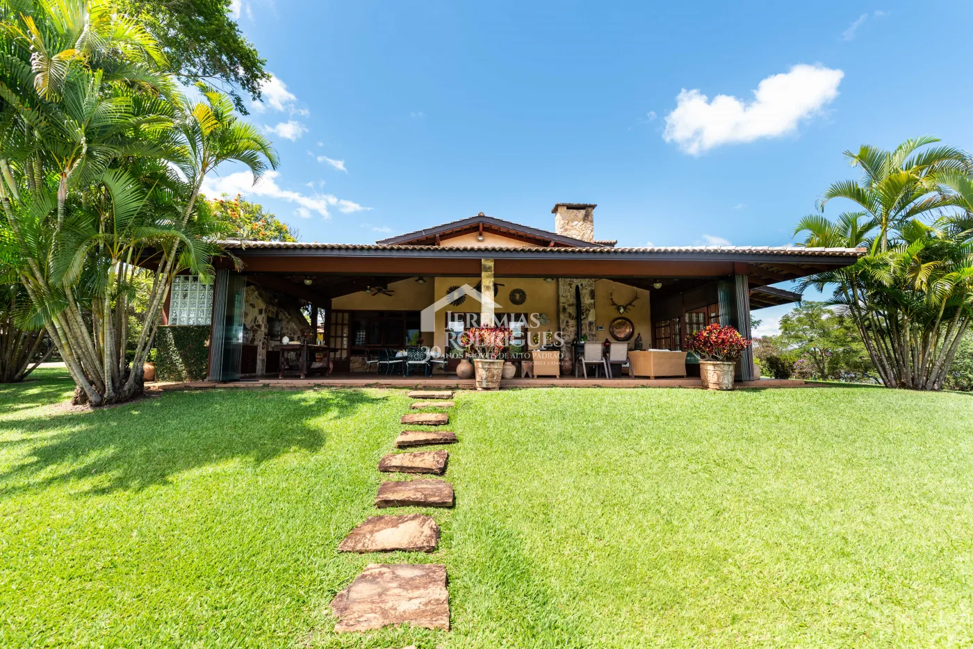 Sitio com 9 suítes, 2.600 m² - Piracaia/SP.