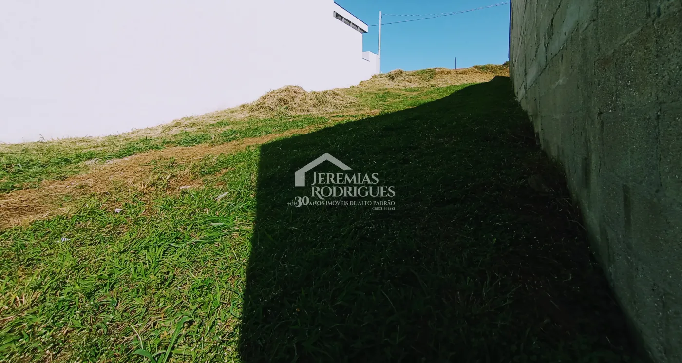 Terreno à venda com 332 m² no Condomínio Parque das Araucárias, em Tremembé/SP.