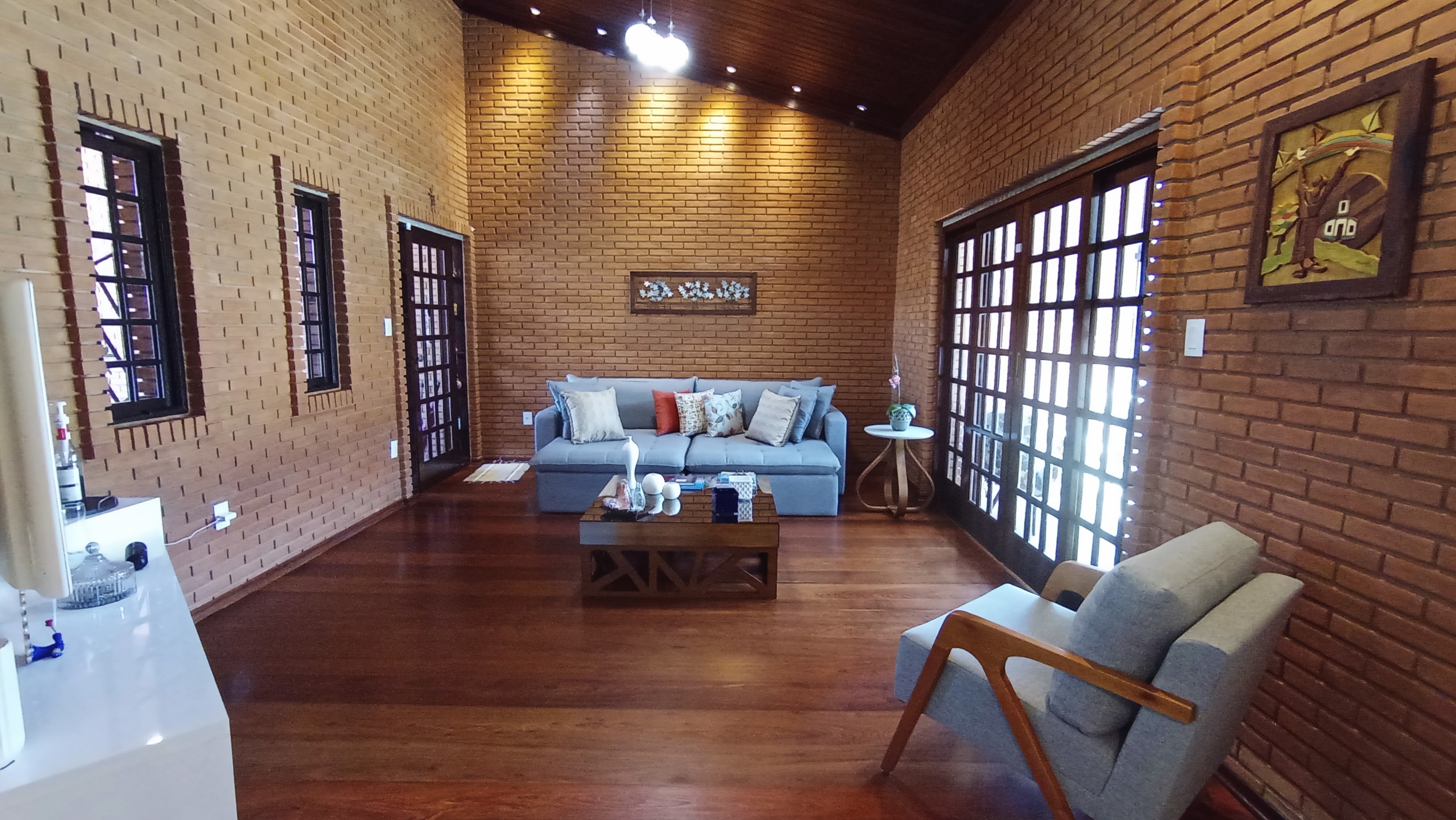 Casa à venda com 3 dormitórios no bairro Jardim do Sol em Taubaté/SP.