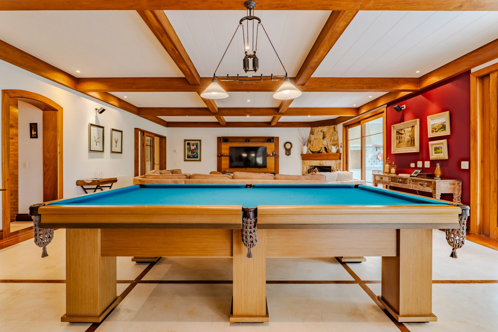 Casa à venda com 7 suítes no Condomínio Vila Simonsen em Campos do Jordão/SP. 