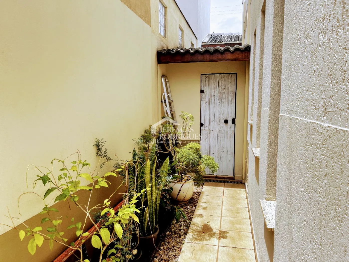 Casa assobradada à venda com 3 suítes no Condomínio Fortaleza em Taubaté/SP.