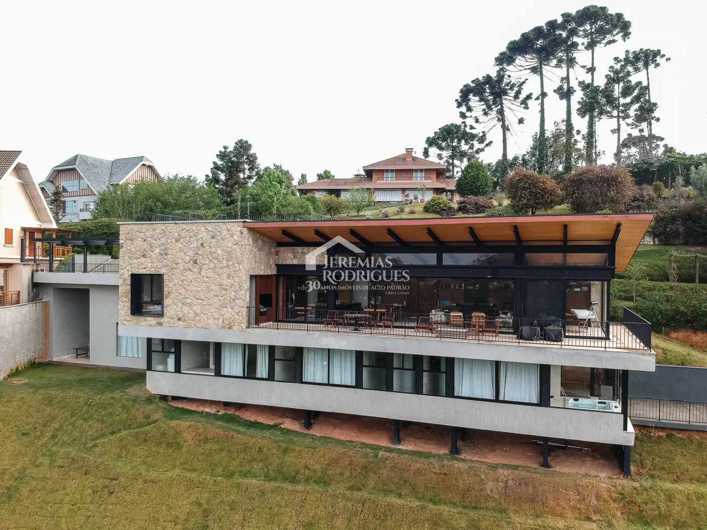 Casa com 5 quartos, 560 m²- Colinas Capivari - Campos do Jordão/SP