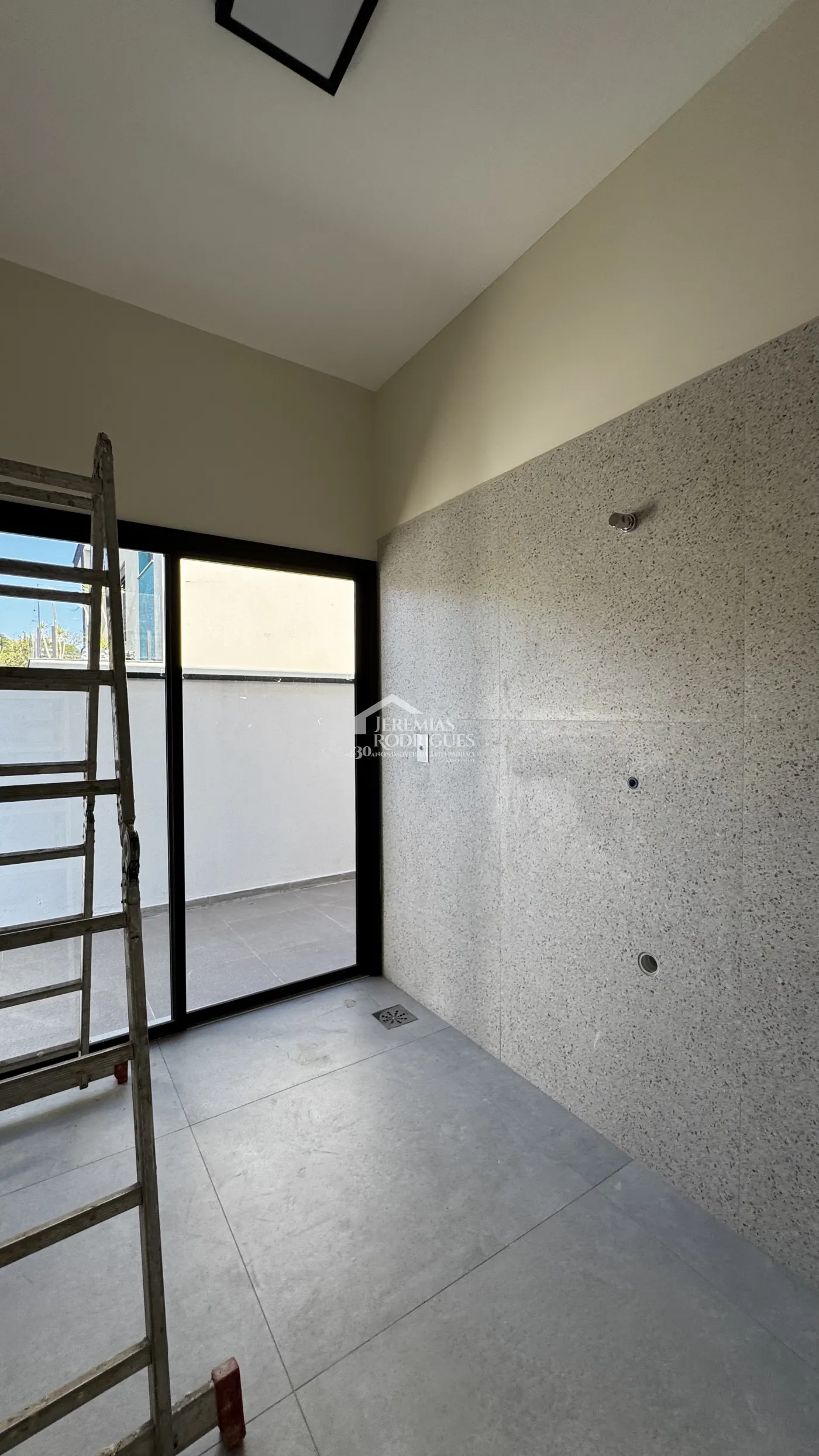 Casa à venda com 3 suítes no Condomínio Reserva dos Lagos em Pindamonhangaba/SP.