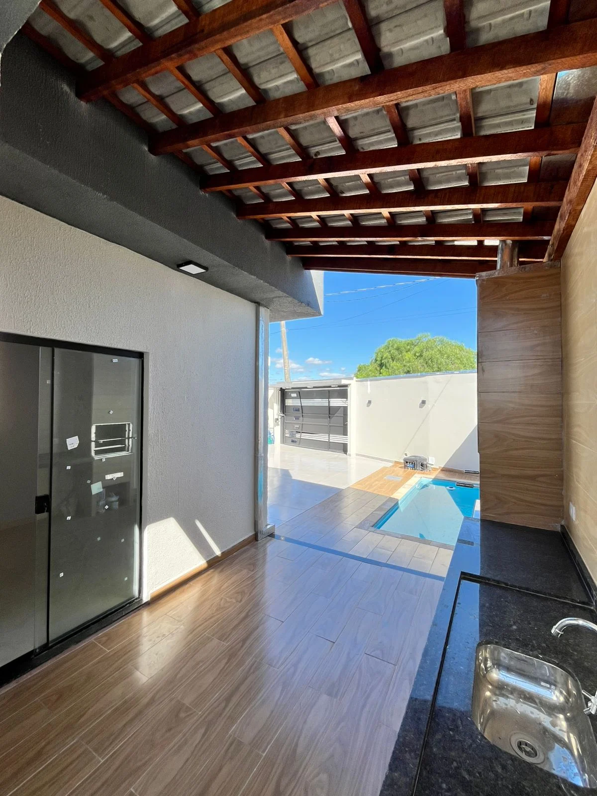 Casa à Venda em Pindamonhangaba com Piscina Privativa — 3 Dormitórios, Suíte, 102 m² | Próxima ao Centro