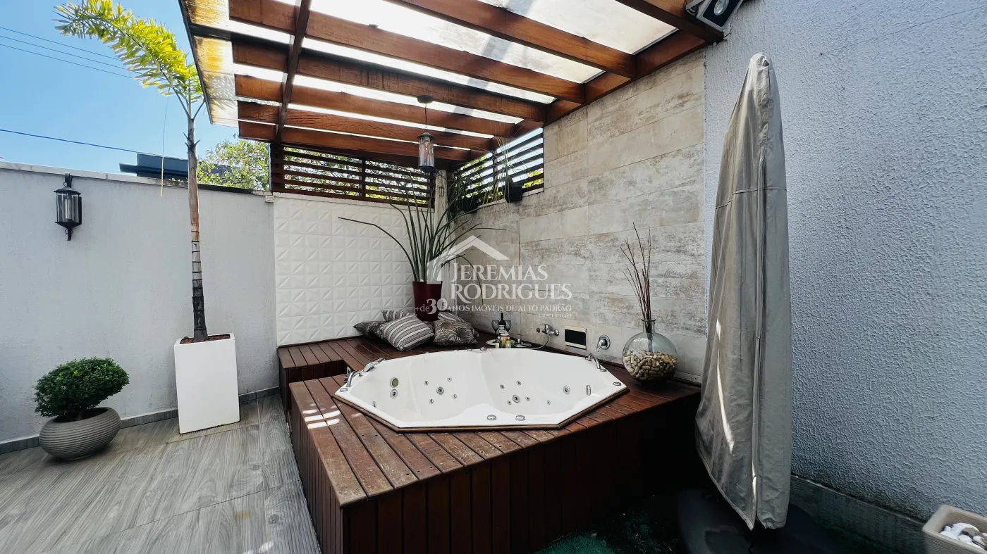 Casa à venda com 3 suítes no Condomínio Campos do Conde II Chambord em Tremembé/SP