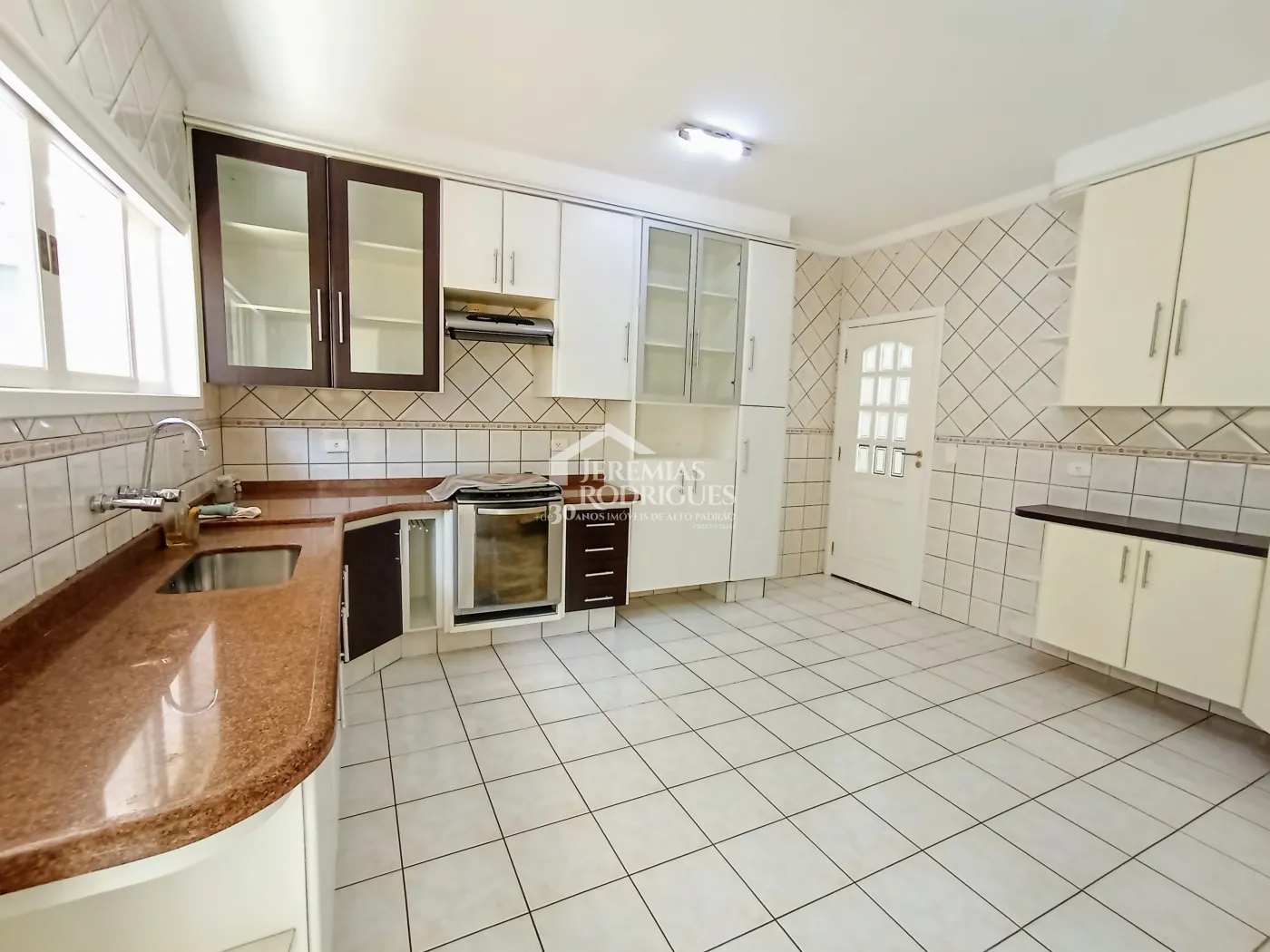 Casa para locação com 4 dormitórios no Condomínio Taubaté Village em Taubaté/SP.