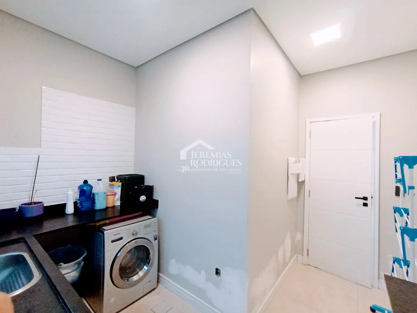 Casa à venda com 5 dormitórios no Condomínio Reserva dos Lagos em Pindamonhangaba/SP.