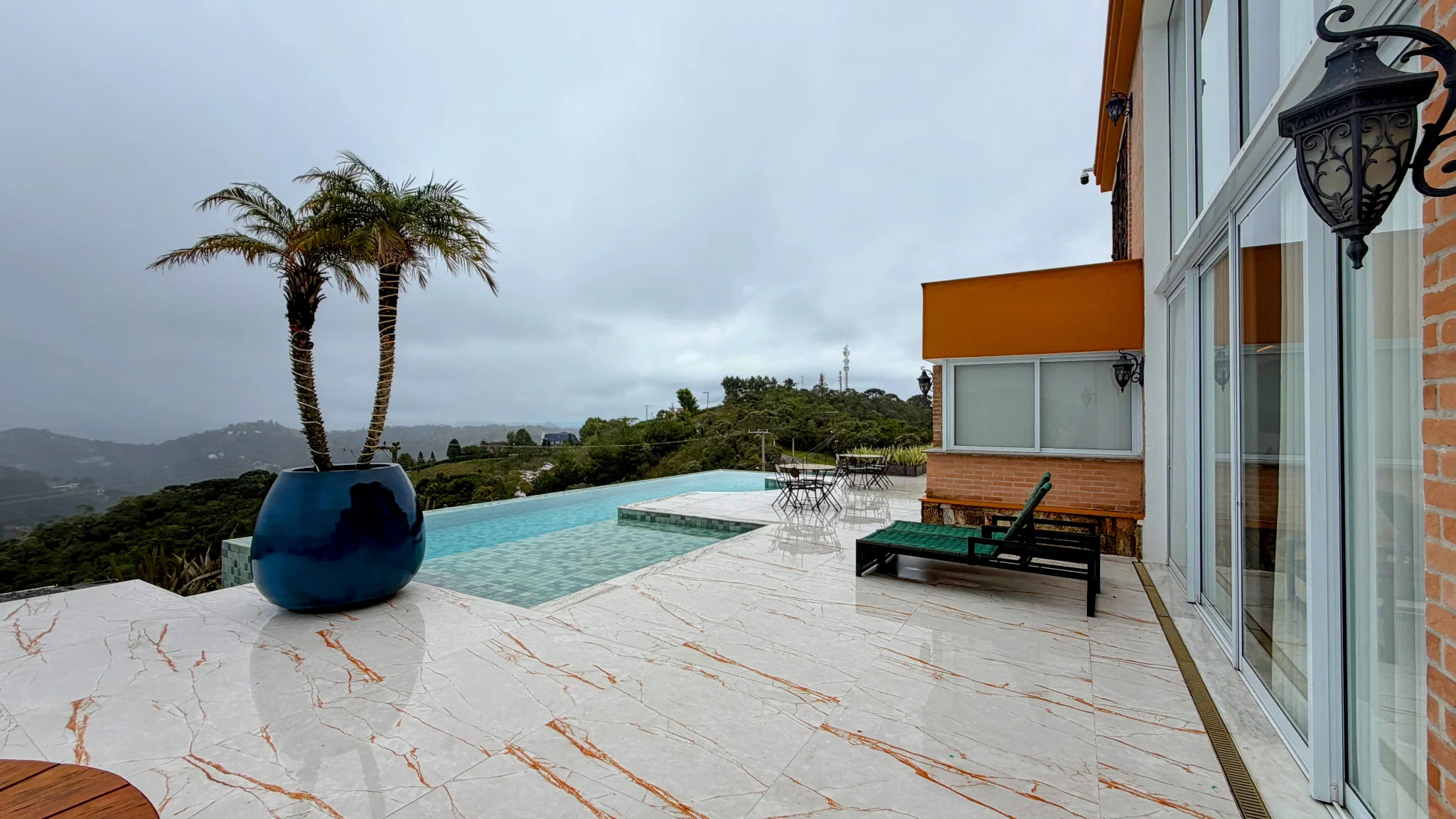 Casa à venda com 4 suítes no  Condomínio Iporanga em Campos do Jordão/SP. 