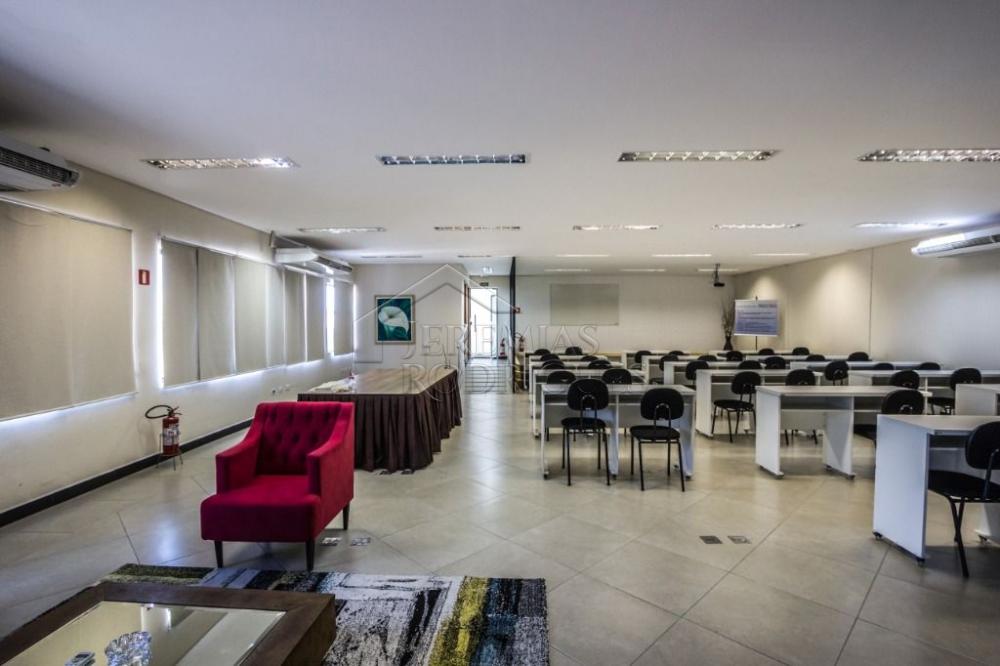 Prédio comercial à venda no Centro em Taubaté/SP. 