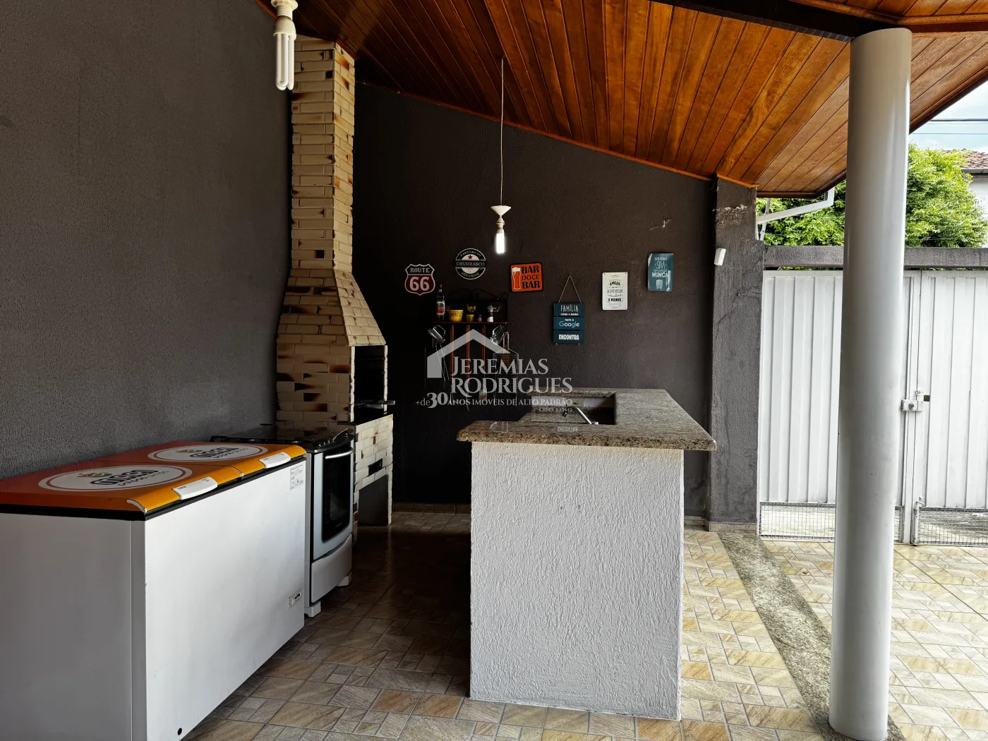 Casa para venda e locação com 3 dormitórios no bairro Chácara da Galega em Pindamonhangaba/SP.