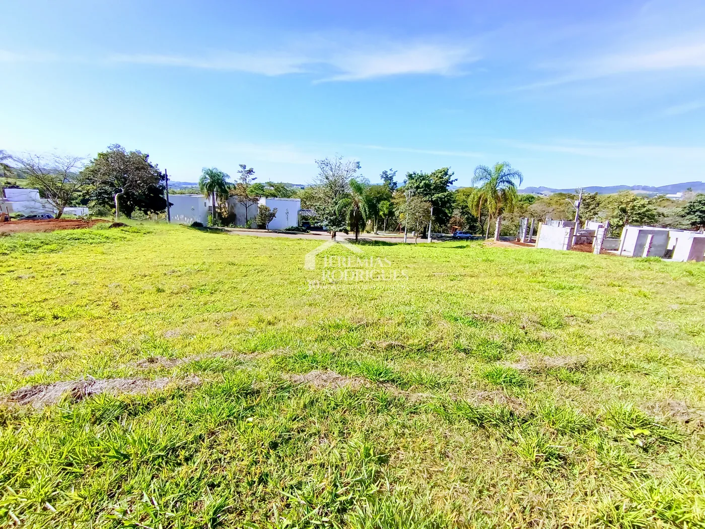 Terreno à venda com 1.139 m² no Condomínio Altos do Cataguá em Taubaté/SP.