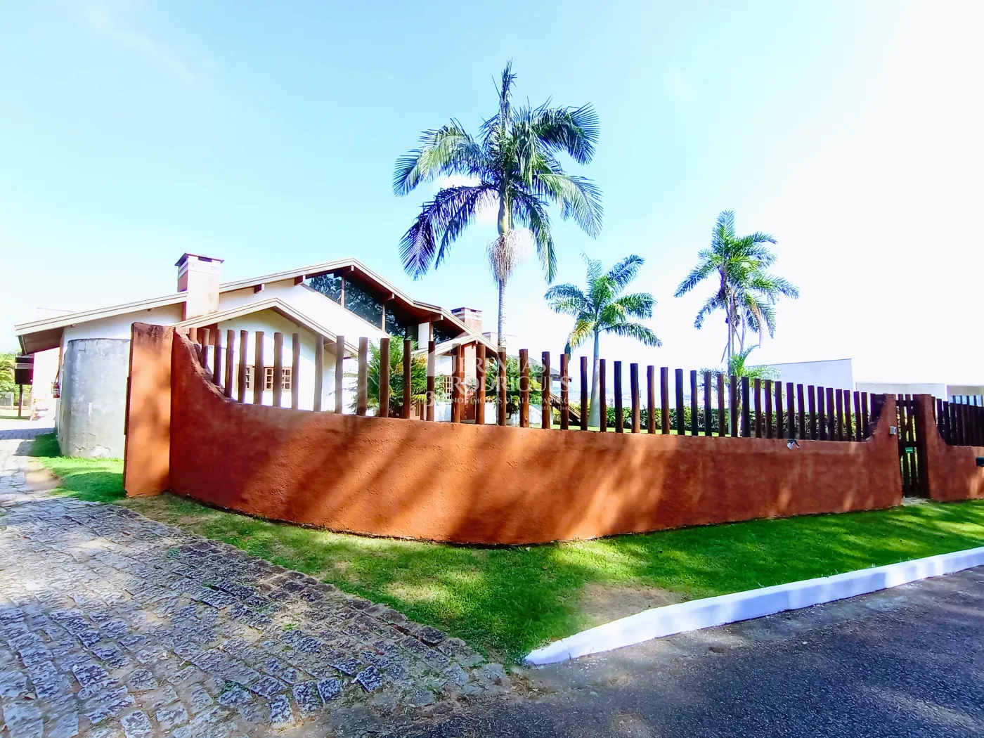 Casa à venda com 3 dormitórios no Condomínio Chácaras Cataguá em Taubaté/SP