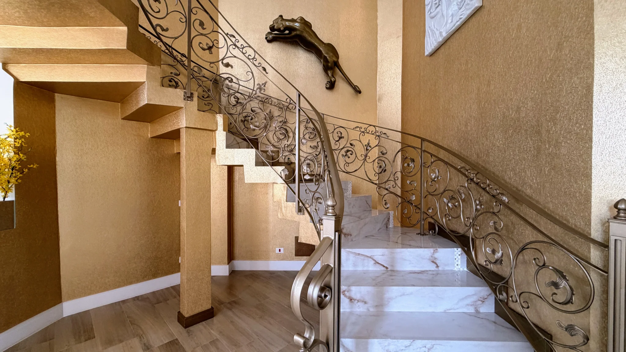 Casa à venda com 4 suítes no  Condomínio Iporanga em Campos do Jordão/SP. 