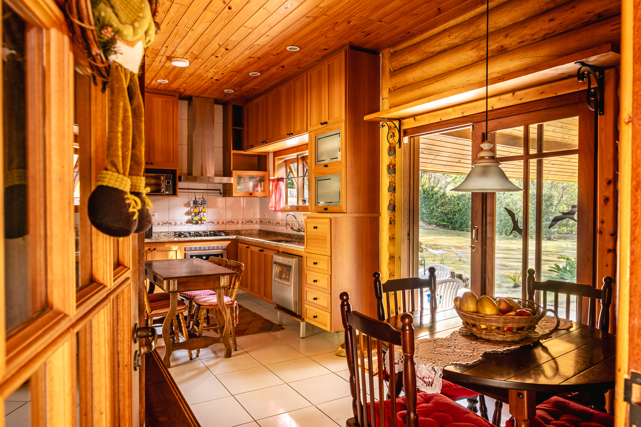 Casa à venda com 4 suítes no Condomínio Country Club em Santo Antônio do Pinhal/SP.