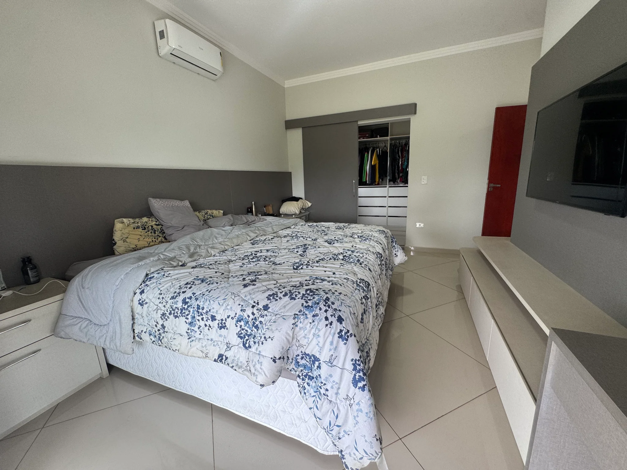 Casa à venda com 3 suítes no Condomínio Reserva dos Lagos em Pindamonhangaba/SP. 