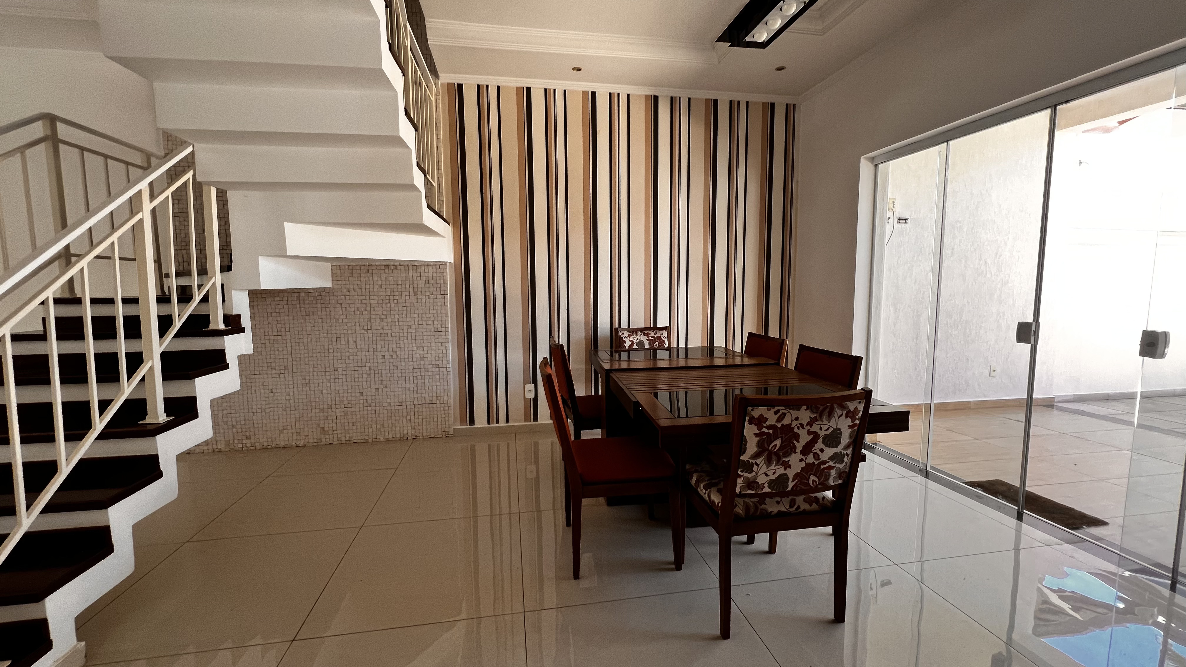 Casa à venda com 4 suítes no Condomínio Campos do Conde II em Tremembé/SP.